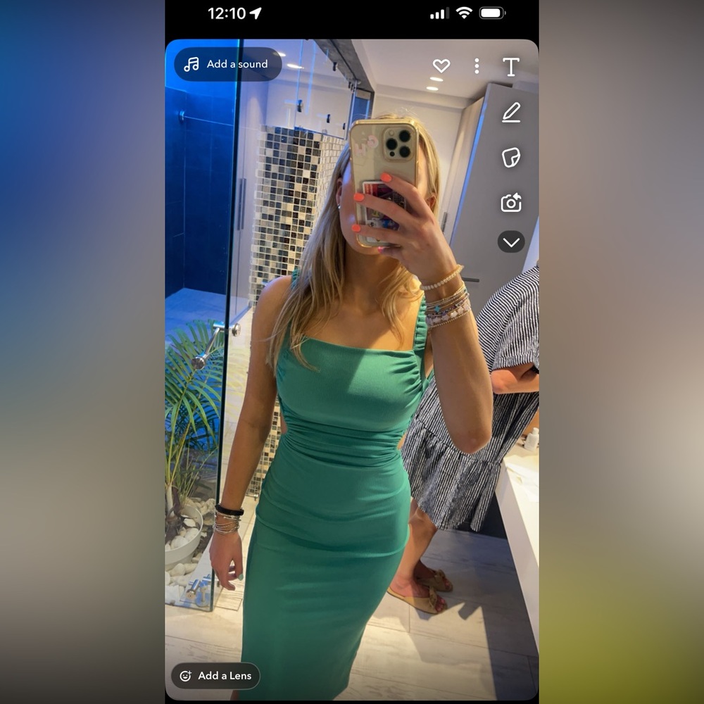 Right ribbed green dress with open back